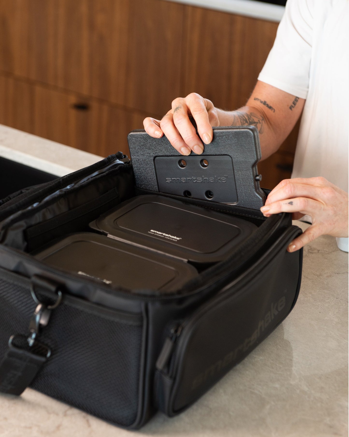 meal-prep-bag-black-with-4-food-containers-and-2-ice-packs-b4 Smartshake_Meal_Prep_Bag_Black_liefstyle_2.jpg