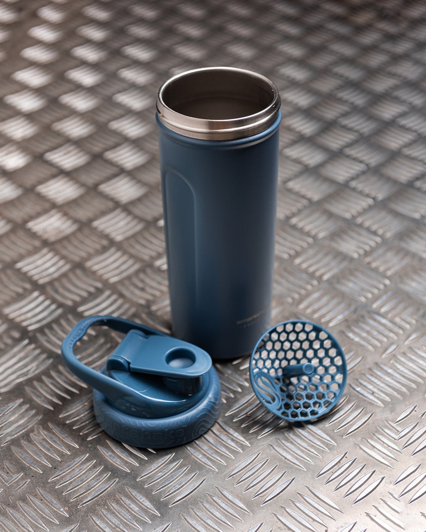 insulated-steel-shaker-faded-blue-o5 Smartshake_Insulated_Steel_Faded_Blue_Lifestyle.jpg