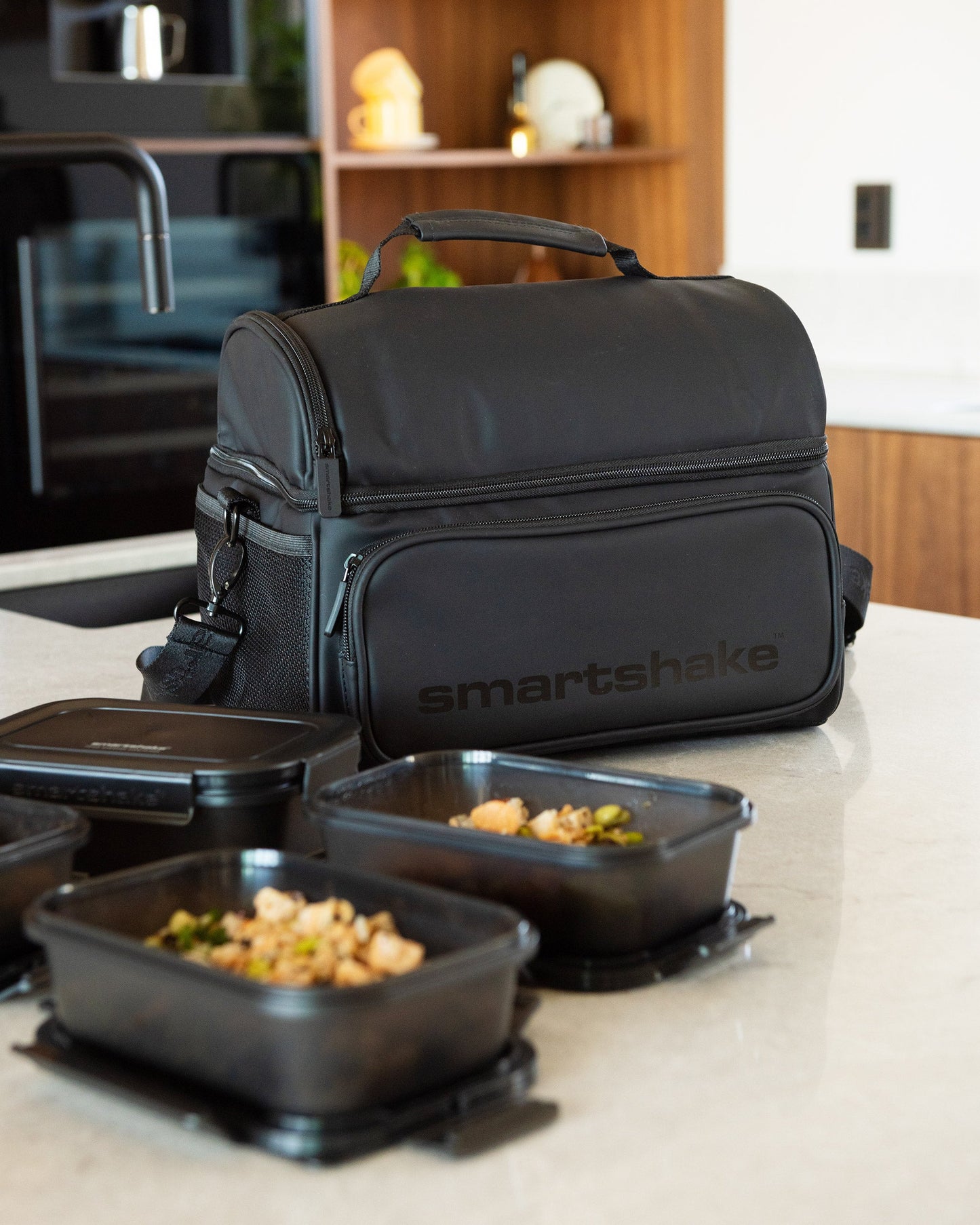 meal-prep-bag-black-with-4-food-containers-and-2-ice-packs-b4 Smartshake_Meal_Prep_Bag_Black_liefstyle.jpg