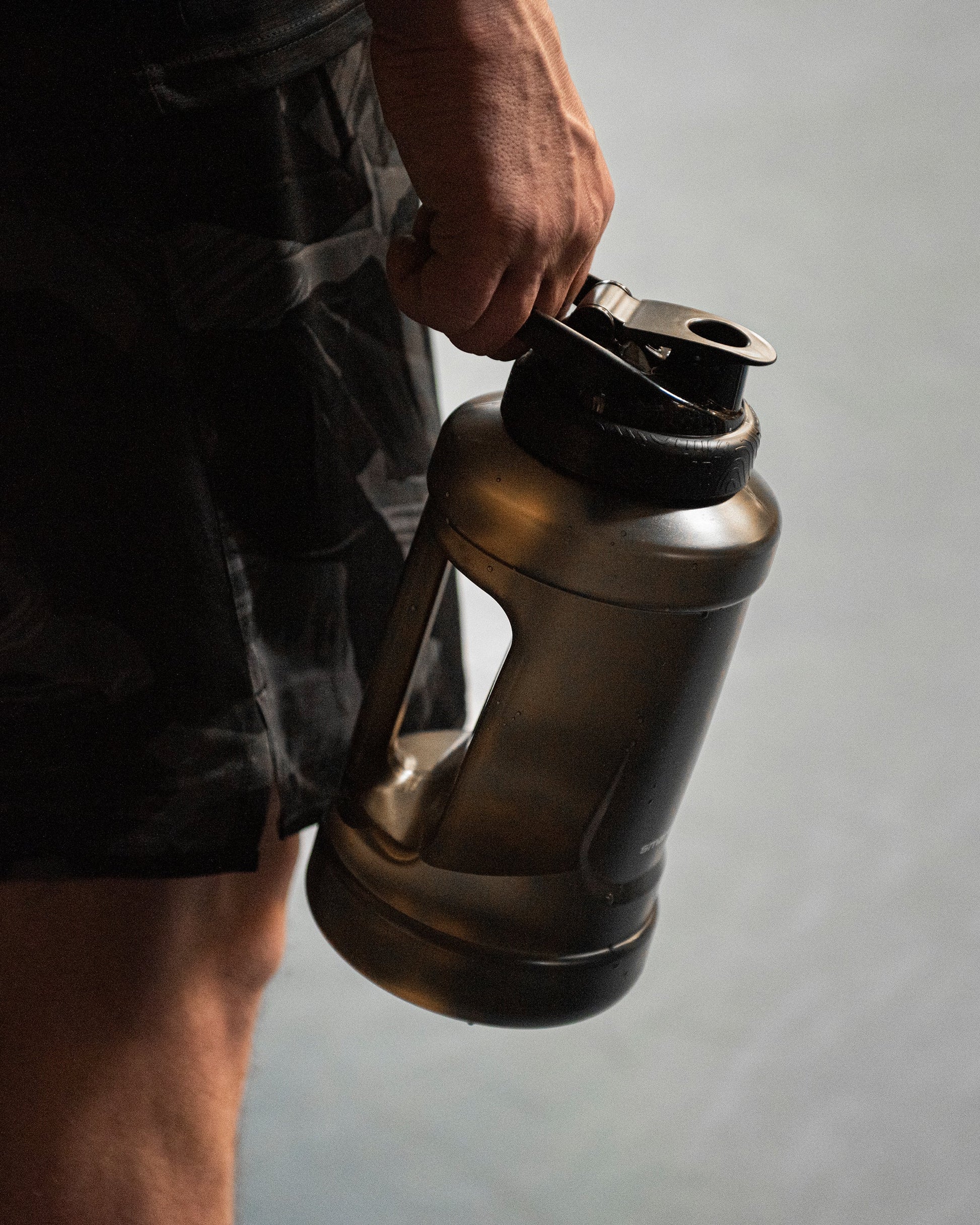 ultimate-jug-black-k7 Smartshake_Ultimate_Jug_black_lifestyle.jpg